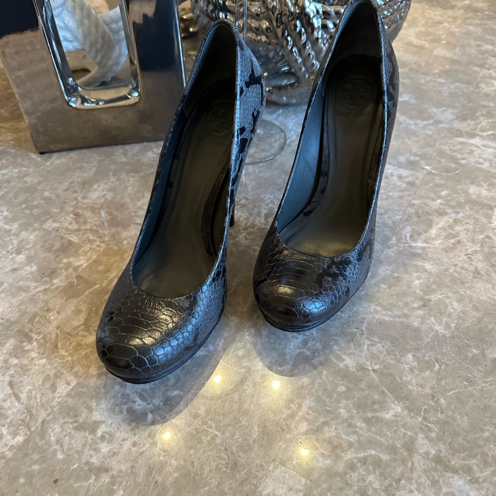Tory Burch Elegant Grey Pumps